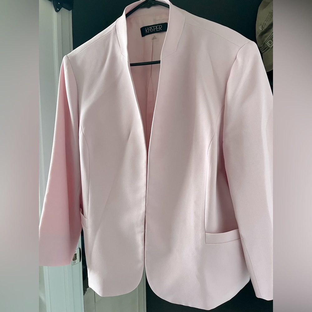 Gorgeous Kasper suit jackets size 18 never worn